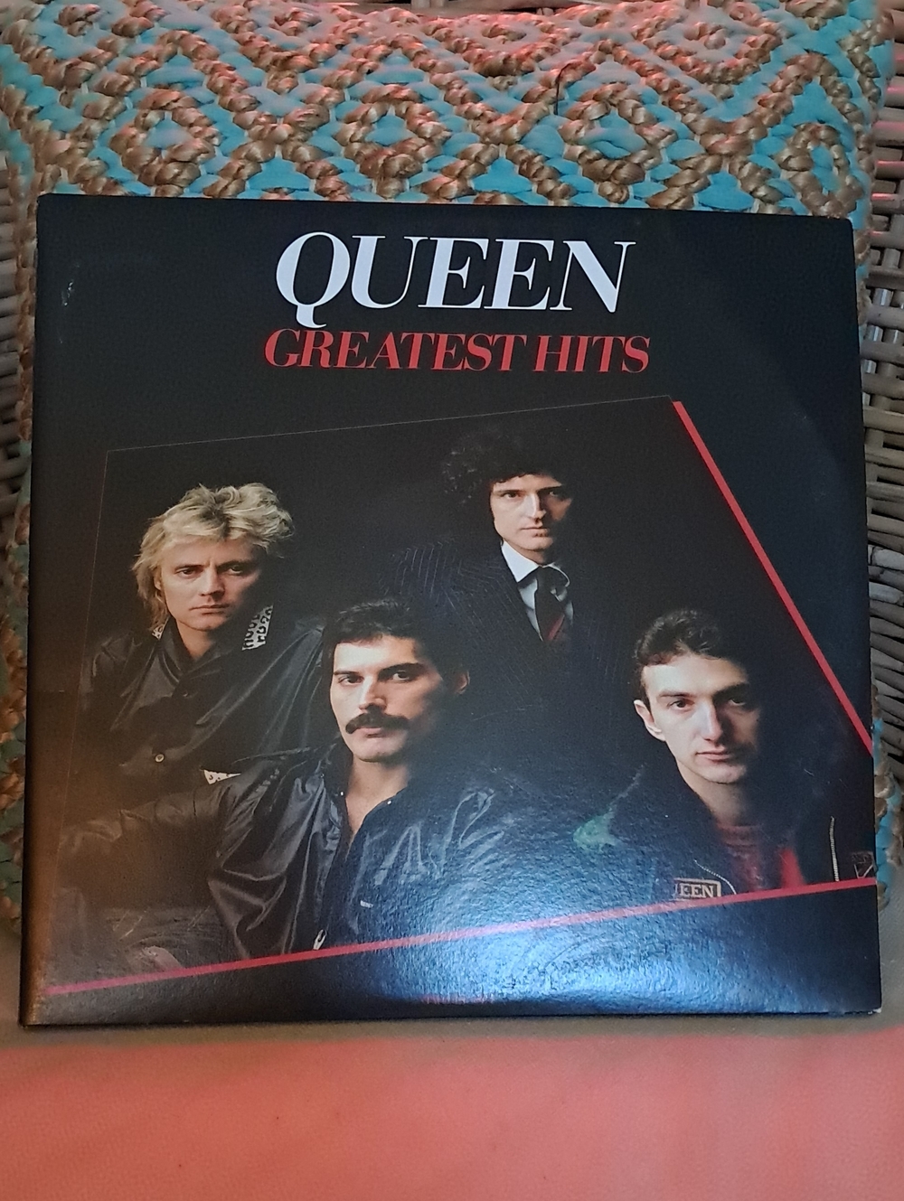 Que Black Album Back Cover with Red Accents